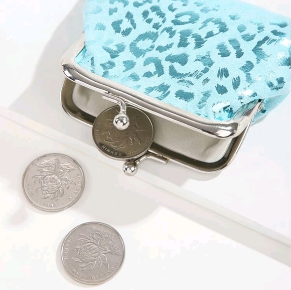 Polka Dot Perfection Women's Stylish & Versatile Kiss Lock Coin Purse - Picture 1 of 2